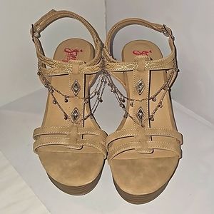 Jellypop ( New!!!) 4in wedge sandal, faux suade, tan , size 11